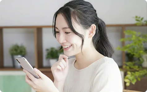 スマートフォンを使ってビデオ通話を始めるイメージ